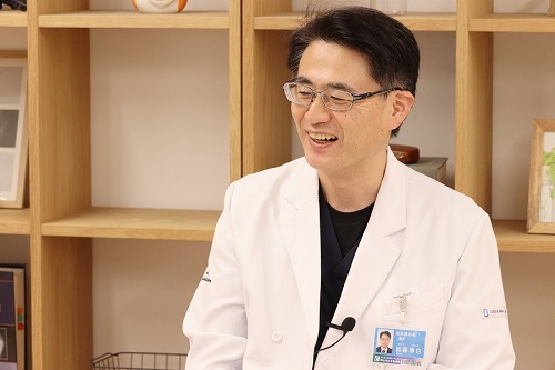 笑顔でインタビューに応じる加藤先生(※撮影時のみマスクを外しています)