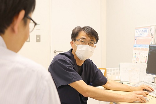 内視鏡検査での結果を患者さんに伝える加藤先生