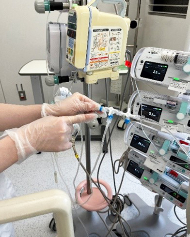 写真:薬剤を持続静注している様子