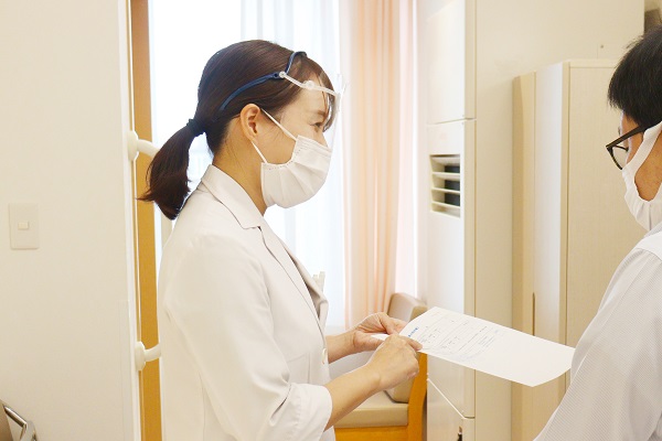写真:薬剤部 お薬の患者さんへの説明