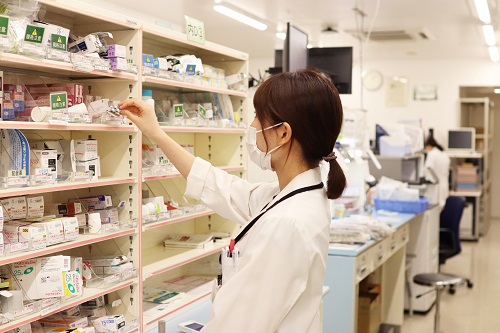 写真:調剤を行う薬剤師
