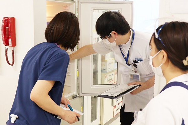 写真:複数人でICTラウンドを行っている様子