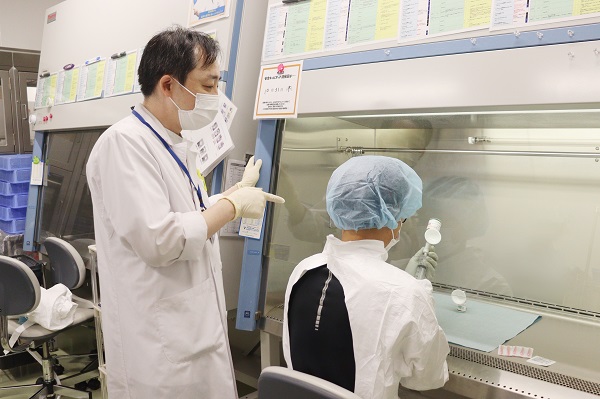 写真:抗がん剤の調製