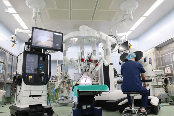 手術支援ロボット ダビンチ5の写真
