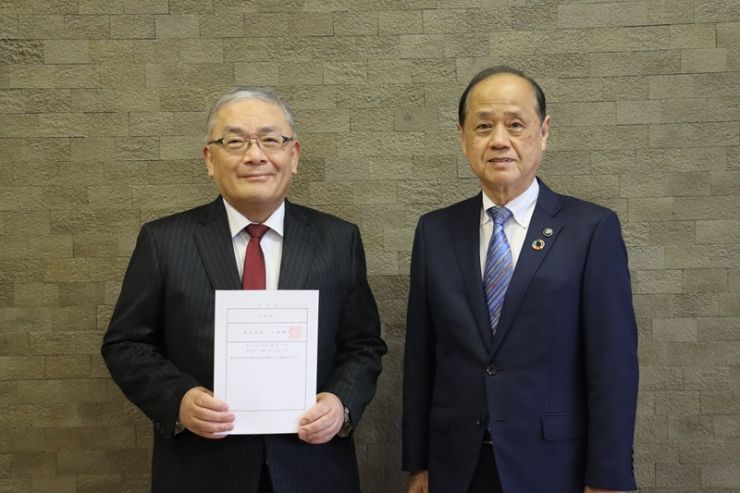 岡山市役所での今城理事長任命式の写真